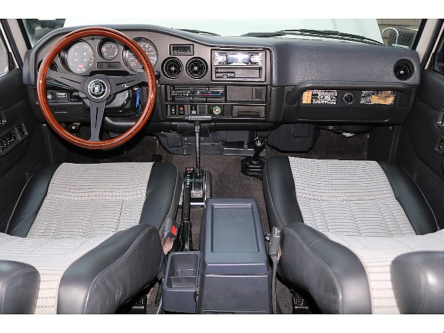 ダッシュボードは張替済み、パネル類などの内装もきれいです。