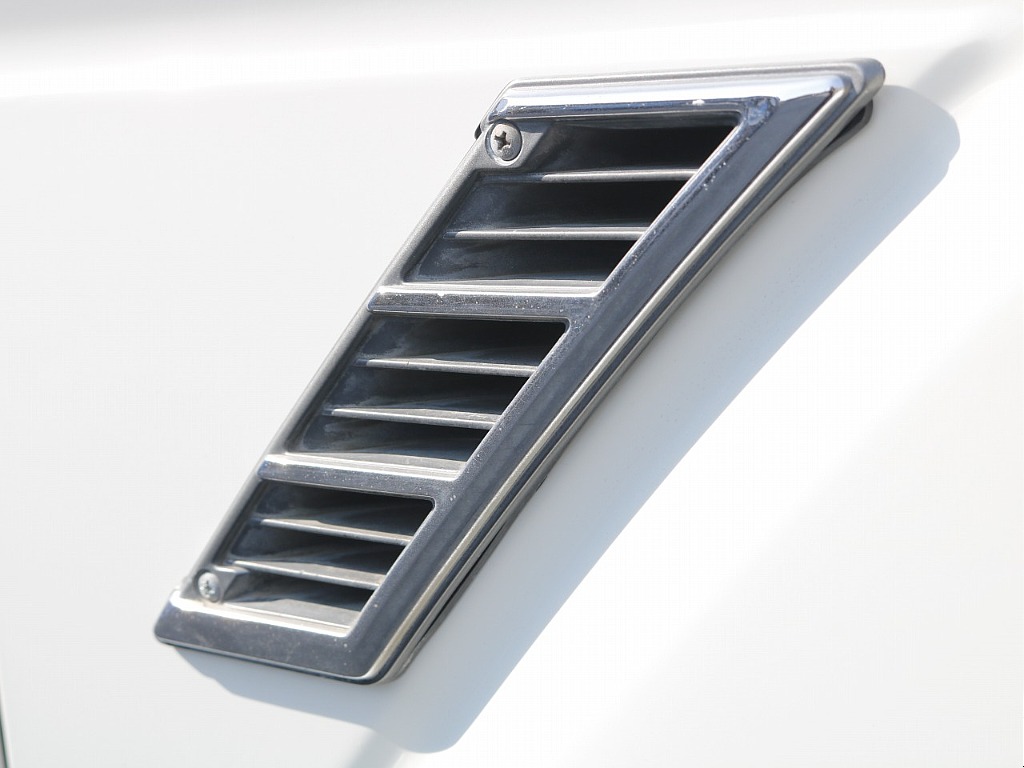 当店の在庫車は全て車両審査専門会社である第三者機関（株）AIS、日本自動車鑑 定協会（JAAA)にて１台１台、車両チェックを実施しております。