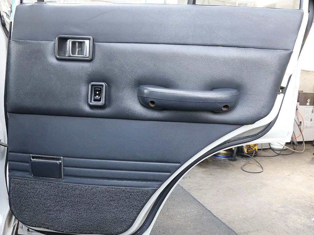 運転席側のセカンドシートの内張り