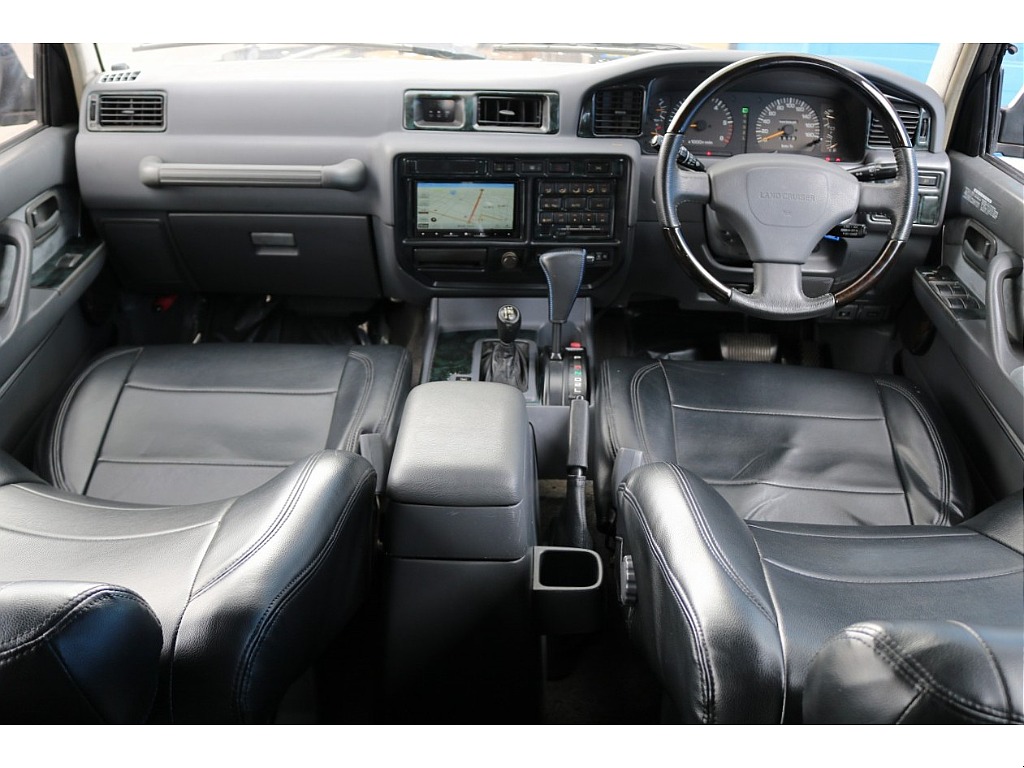 ブラックで統一されたシックな車内です。かっこよさはもちろんシートカバー付きなのでお手入れもしやすいのが嬉しいポイント！！