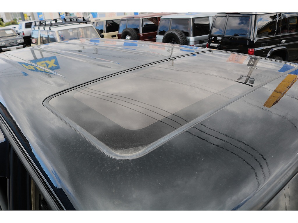 サンルーフからの太陽光により車内が明るくなることで解放感を感じることが出来ます！ルーフラックなどのカスタムも可能になりますのでお気軽にご相談ください！