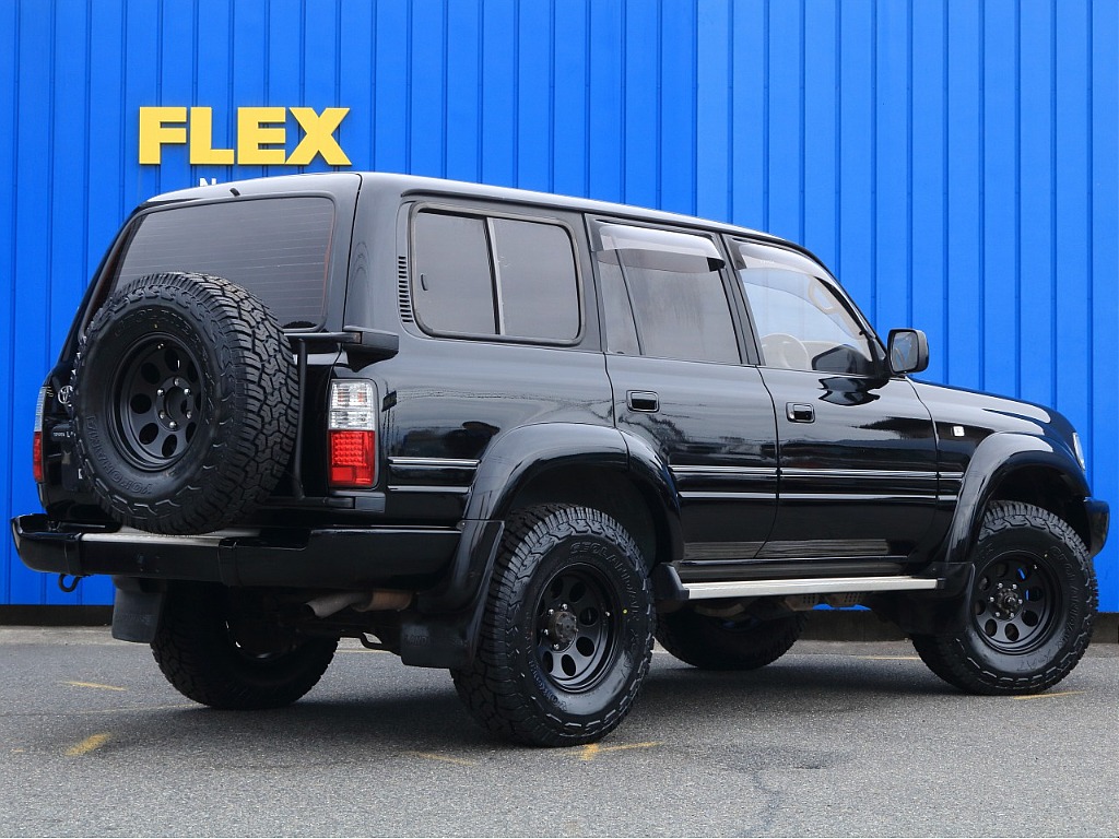 ランクルのリアゲートは、上下開きになります。キャンプの朝方、朝日を見ながらリアゲートに座りコーヒーを飲んで優雅なモーニングを過ごすのも良いですね♪