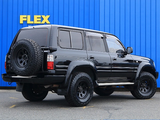 ランクルのリアゲートは、上下開きになります。キャンプの朝方、朝日を見ながらリアゲートに座りコーヒーを飲んで優雅なモーニングを過ごすのも良いですね♪