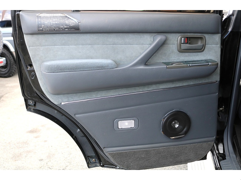 助手席側のセカンドシートの内張り