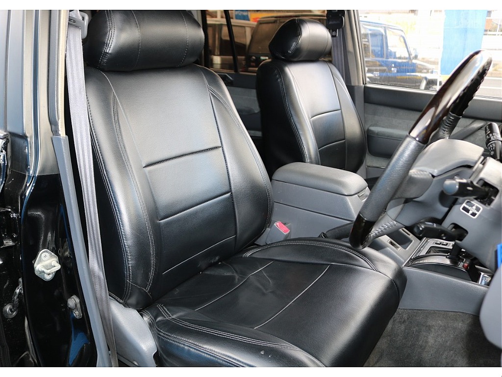 シートカバーカスタム済み！！マットな質感がなんともかっこいいです♪汚れなど簡単に拭き取りができ、メンテナンスも楽々♪