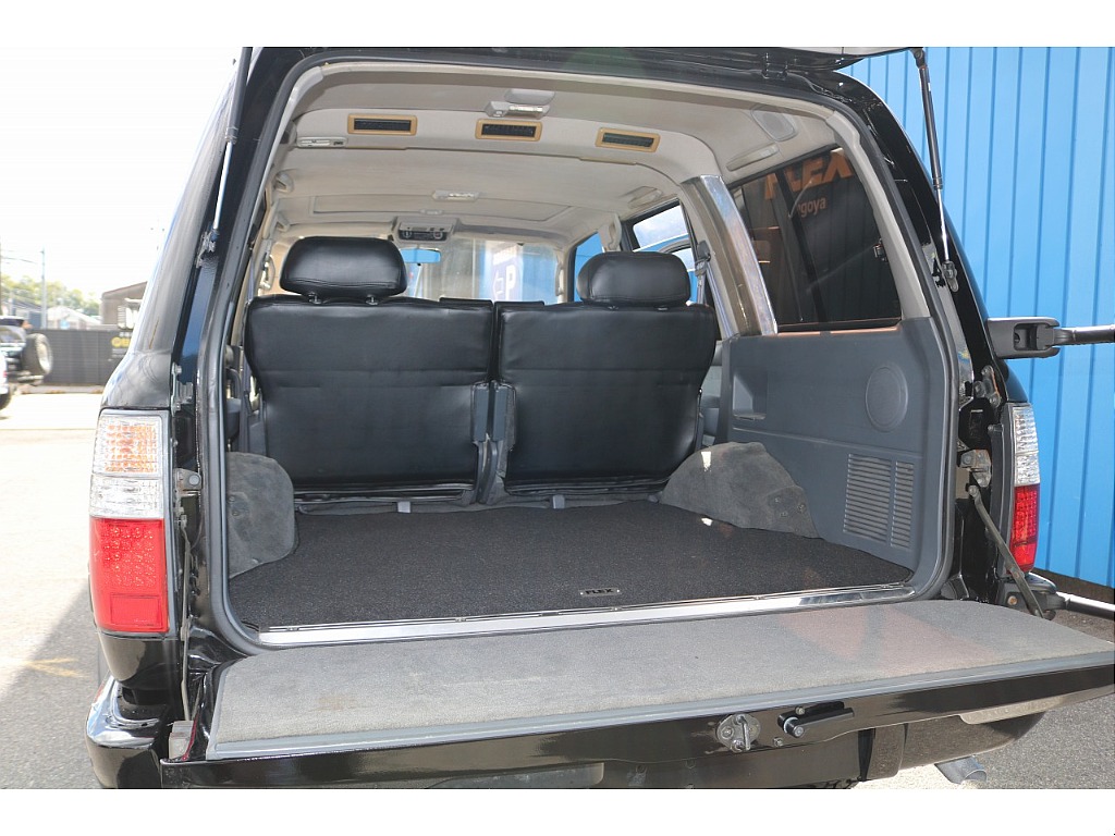 ラゲッジルームになります！しっかりとスペースがございますので、ゴルフバックやキャンプ用品など楽々積むことができますよ！！