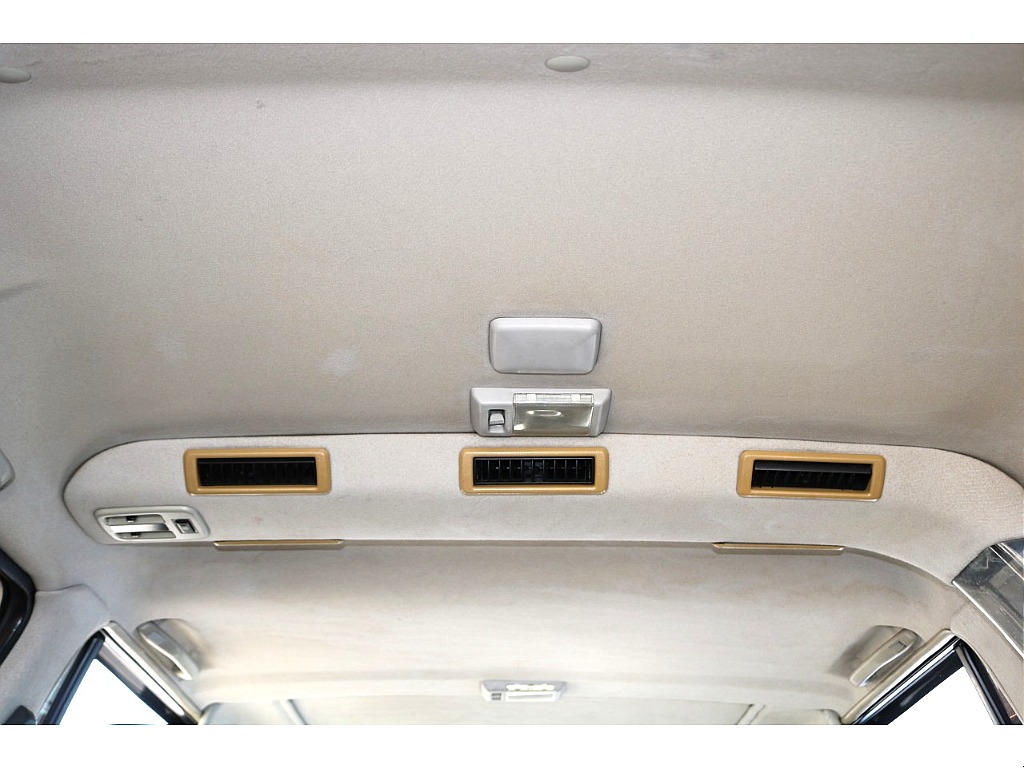 天張りになります！中古車ではたまにヤニ汚れで真っ黒なお車などもありますので中古車選びでは重要なチェックポイントです！