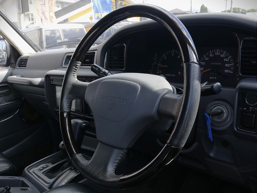 お好みでナルディへ交換もオシャレでオススメですよ！お気軽にご相談下さい。