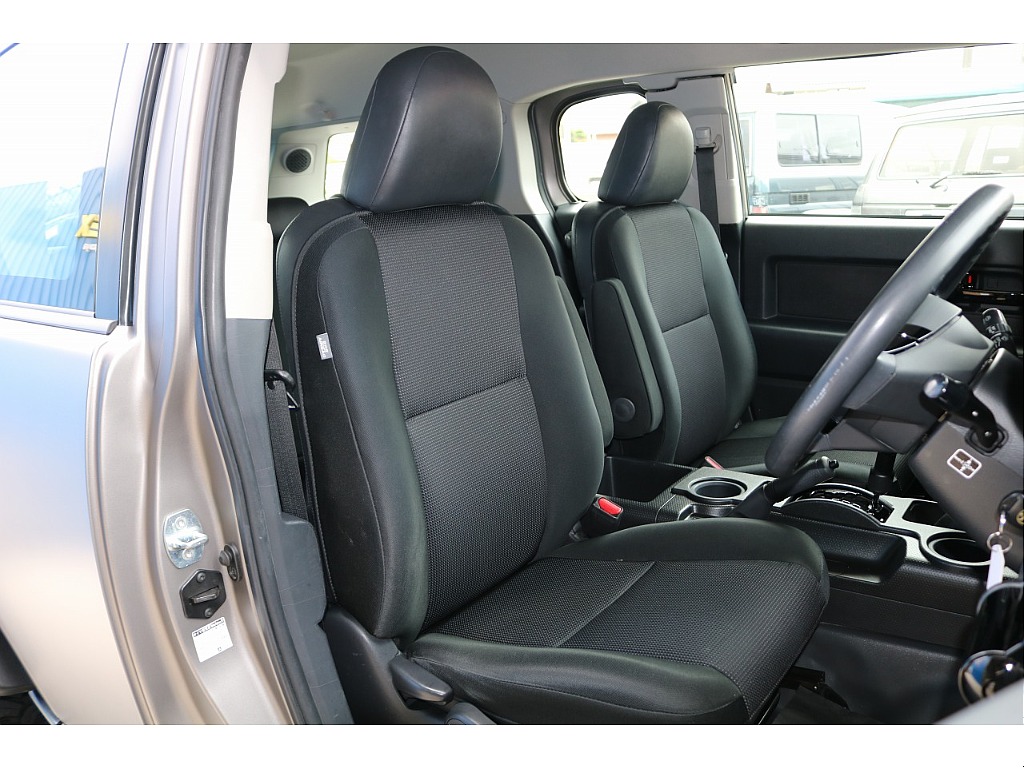 運転席はお車の中でも一番滞在時間が長くなる場所です。オーナー様のこだわりが詰まった特等席のサポートをさせて頂ければと思います。