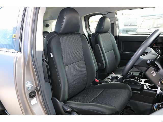 運転席はお車の中でも一番滞在時間が長くなる場所です。オーナー様のこだわりが詰まった特等席のサポートをさせて頂ければと思います。