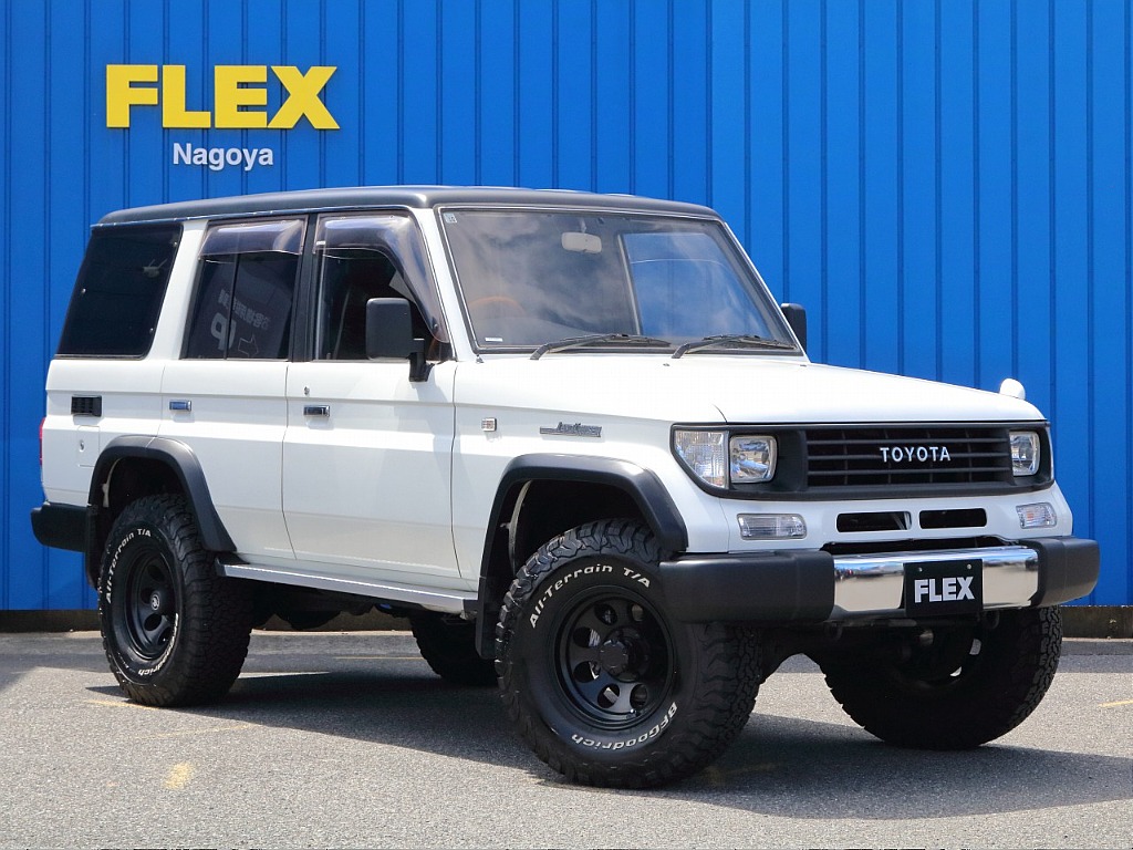 大迫力の2インチリフトアップ車両！！標準でも車高は十分高いですが、2インチのリフトアップは運転席からの眺めも抜群にいいです！！是非体感しに店舗へいらしてください。