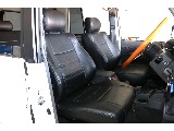 運転席はお車の中でも一番滞在時間が長くなる場所です。オーナー様のこだわりが詰まった特等席のサポートをさせて頂ければと思います。