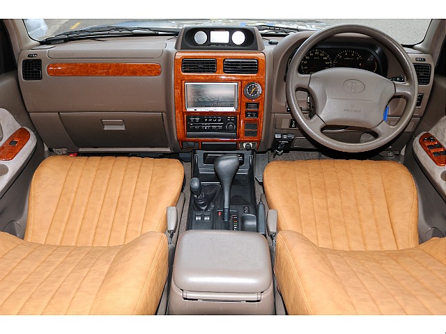 レトロなこの感じが良い味を出してオシャレです！運転席や助手席はお車の中でも、こだわって良い場所だと思います！