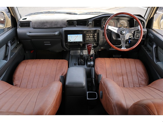 ブラウンのシートカバーとナルディステアリングの組合わせがおしゃれな車内となります。