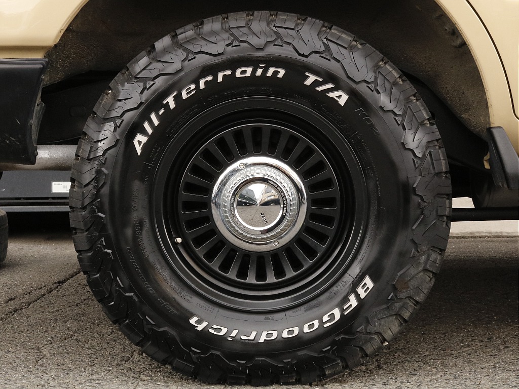 タイヤホイールは新品DEANカルフォルニアAW