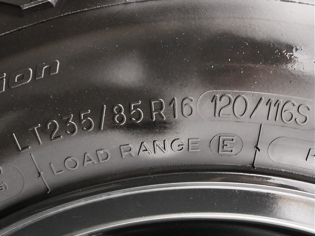 タイヤは新品BFグッドリッチKO２（235/85/16）