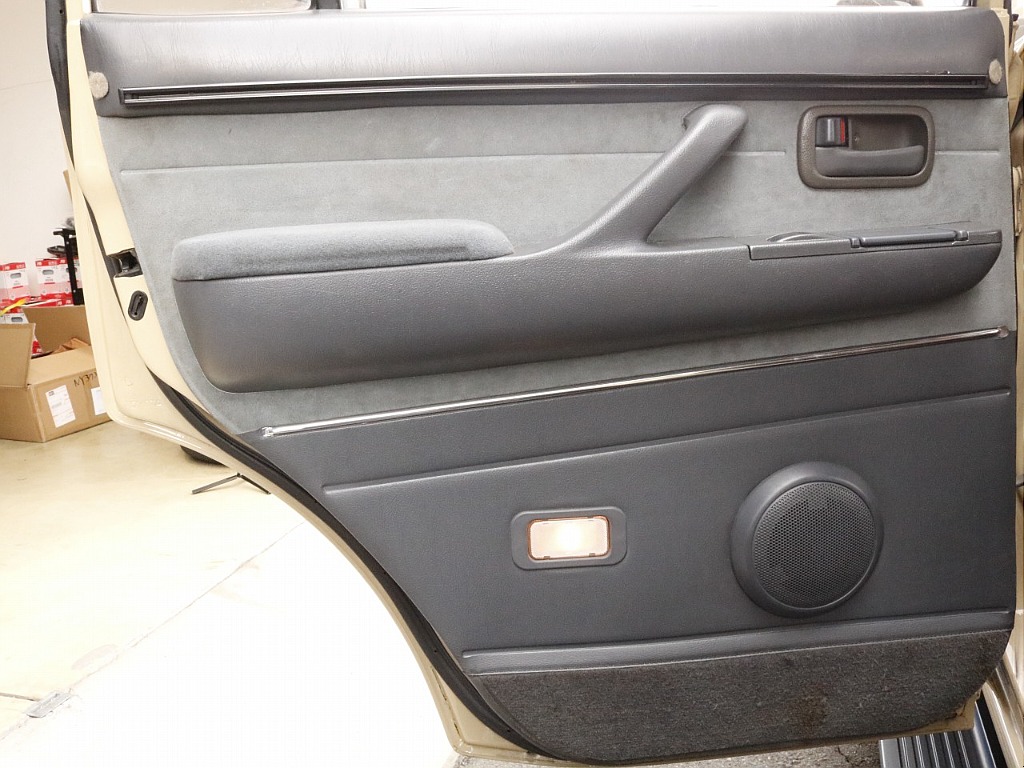 助手席側のセカンドシートの内張り