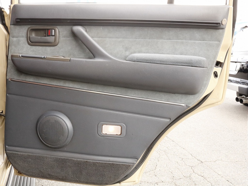 運転席側のセカンドシートの内張り