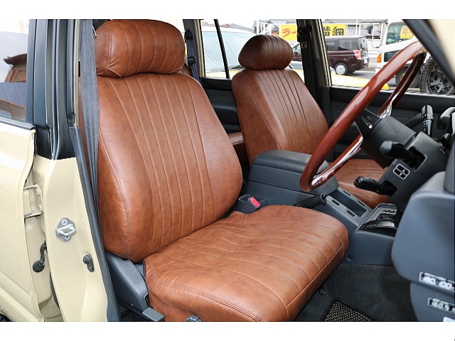 運転席はお車の中でも滞在時間が長くなる場所です。オーナー様のこだわりが詰まった特等席のサポートをさせて頂ければと思います。