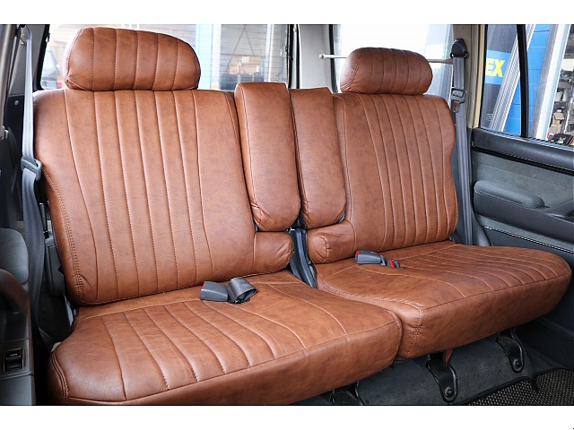 セカンドシートは一体式でフラットなので大人2人が乗ってもゆったりと乗っていただけます。ゲストを乗せてのドライブも快適です♪