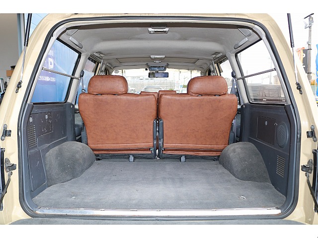 ラゲッジルームです！しっかりとスペースがございますので、ゴルフバックやキャンプ用品など楽々積むことができますよ！！