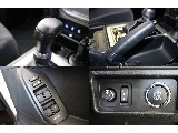 触れる機会の多い、シフトレバー、サイドブレーキのレバーも綺麗な状態なのはうれしいですね♪