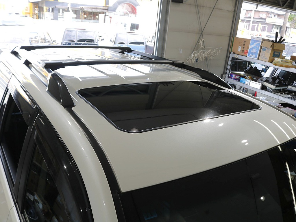 サンルーフからの太陽光により車内が明るくなることで解放感を感じることが出来ます！ルーフラックなどのカスタムも可能になりますのでお気軽にご相談ください！