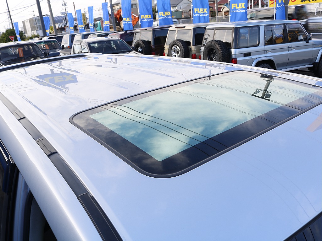 サンルーフからの太陽光により車内が明るくなることで解放感を感じることが出来ます！ルーフラックなどのカスタムも可能になりますのでお気軽にご相談ください！