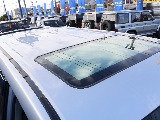 サンルーフからの太陽光により車内が明るくなることで解放感を感じることが出来ます！ルーフラックなどのカスタムも可能になりますのでお気軽にご相談ください！