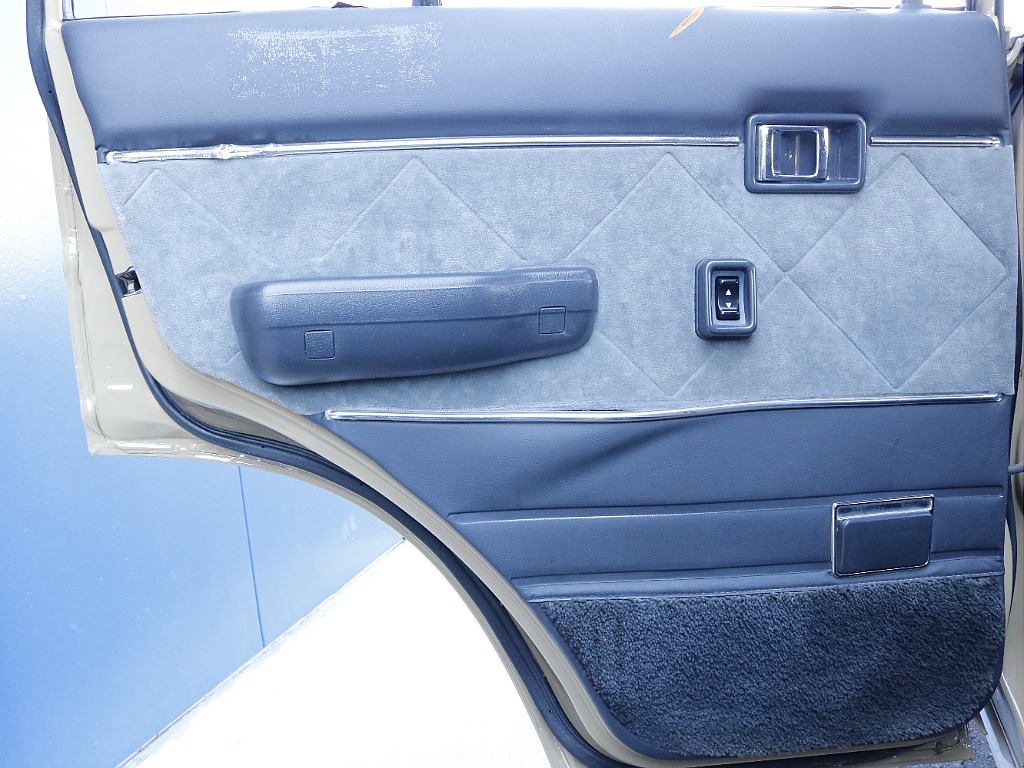 助手席側のセカンドシートの内張り