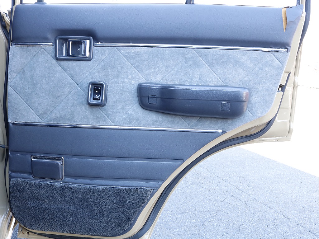 運転席側のセカンドシートの内張り
