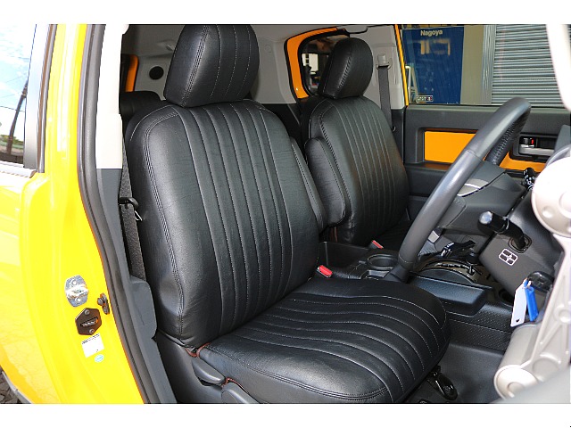 運転席はお車の中でも滞在時間が長くなる場所です。オーナー様のこだわりが詰まった特等席のサポートをさせて頂ければと思います。