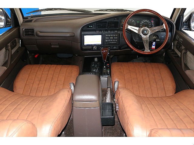 カスタム多数のオシャレなブラウン内装になります♪