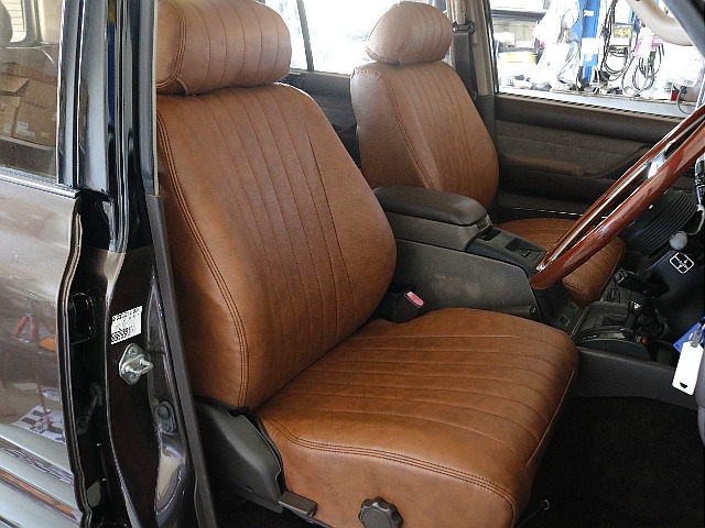 クラシックシートカバーを新品インストール！！オーナー様の大切なお時間を多く過ごされる、運転席の乗り心地は、お車購入にあたって大切なポイントだと思います！お気軽にご来店くださいね♪