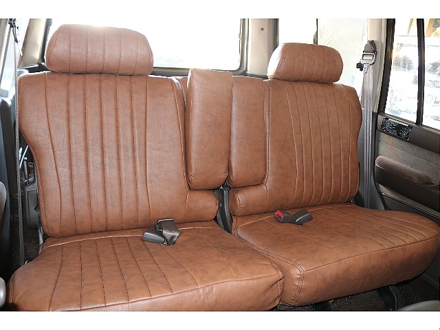 セカンドシートにもシートカバーを取り付けていますので、メンテナンスも楽々♪セカンドシートには肘置きもついており、ゆったりお過ごし頂けます♪