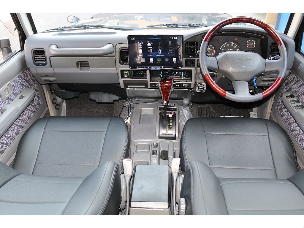 シンプルな作りでスッキリとした内装♪エアコンのレバースイッチなど、懐かしさを感じながらもALPINEディスプレイオーディオで機能性も◎