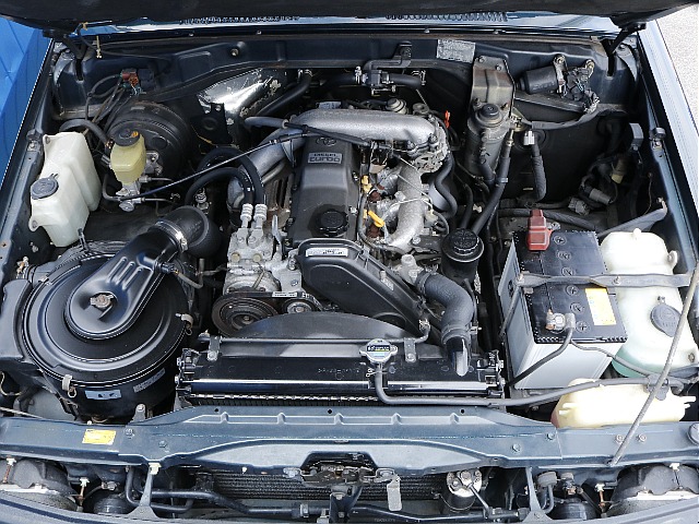 エンジンルームも綺麗な状態です ！