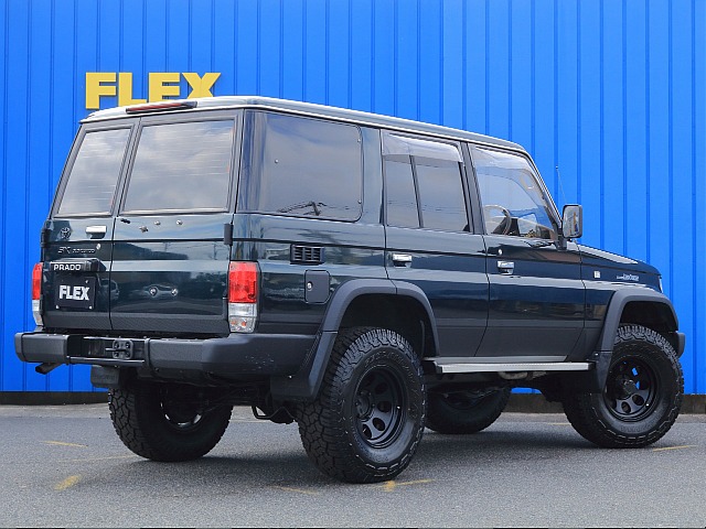 リアゲートは観音開きとなります。観音開きのラゲッジは、大きな車はほしいけど駐車スペースを広く取れないご自宅にピッタリのお車です。