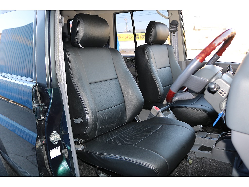 ブラックレザーシートカバーカスタム済み☆運転席はお車の中でも滞在時間が長くなる場所です。オーナー様のこだわりが詰まった特等席のサポートをさせて頂ければと思います！！
