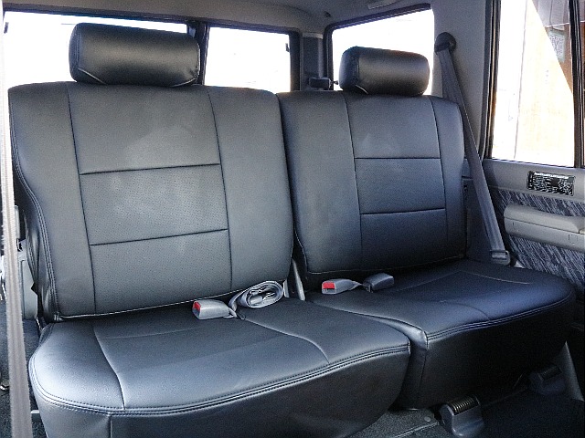 セカンドシートにもシートカバーを取り付けていますので、ジュースやお菓子をこぼしても、簡単に拭き取りができ、メンテナンスも楽々♪