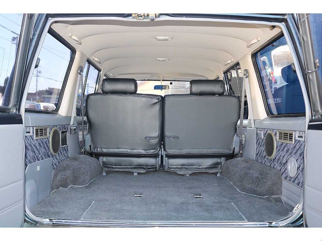 ラゲッジルームになります！しっかりとスペースがございますので、ゴルフバックやキャンプ用品など楽々積むことができますよ！！