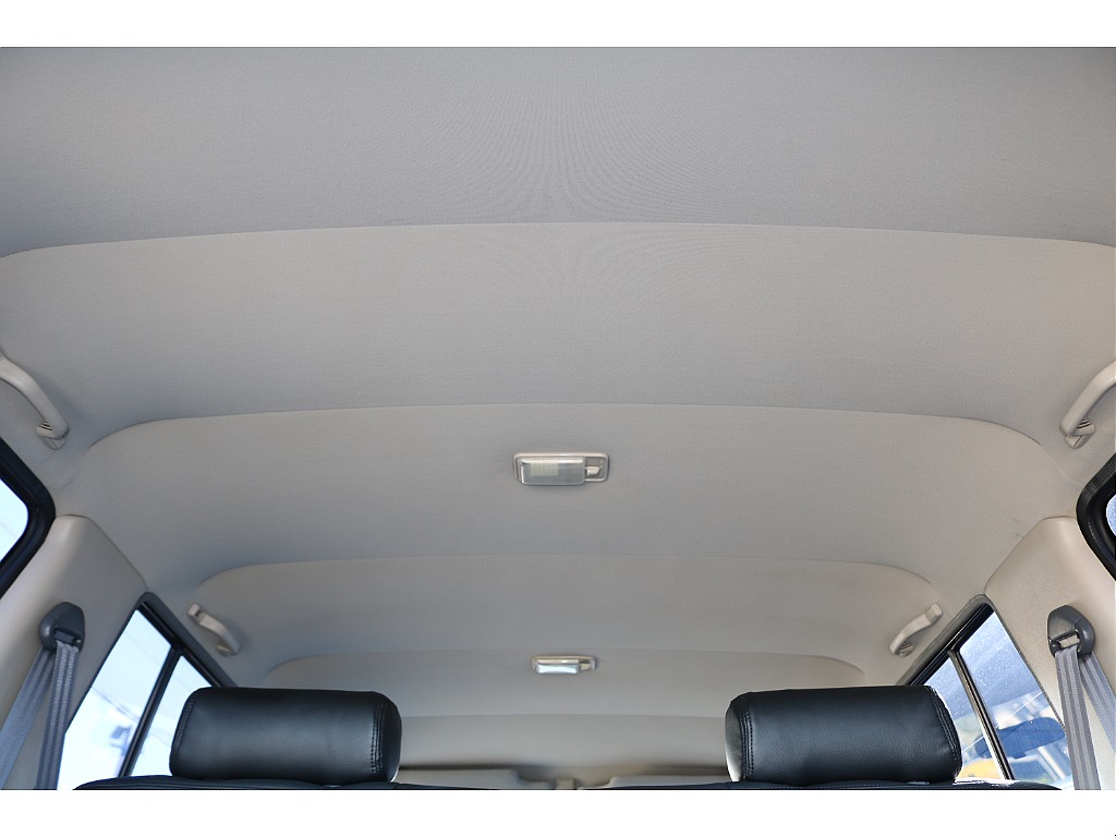 天張りになります！中古車ではたまにヤニ汚れで真っ黒なお車などもありますので中古車選びでは重要なチェックポイントです！