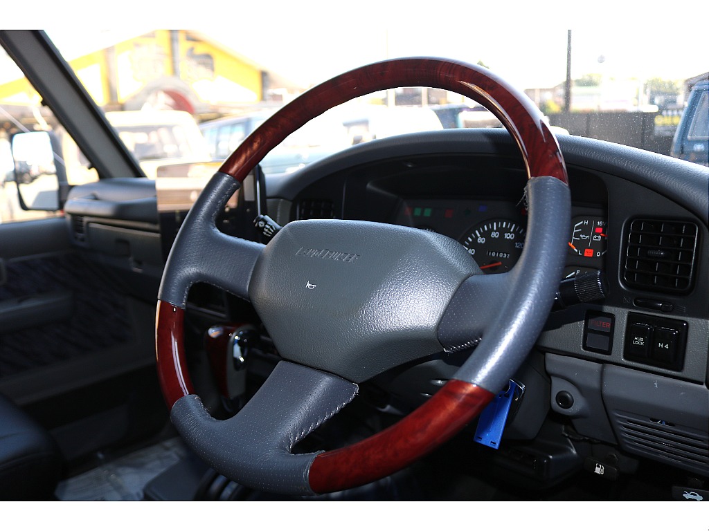 ウッドコンビステアリングになります！お好みでナルディやモモステアリングなどへの交換も可能です！お気軽にご相談下さい！