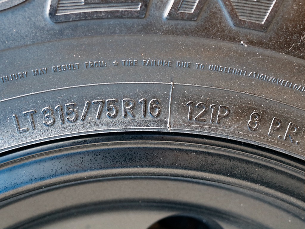 タイヤはオープンカントリー３１５ＭＴ（315/75R16）となります。