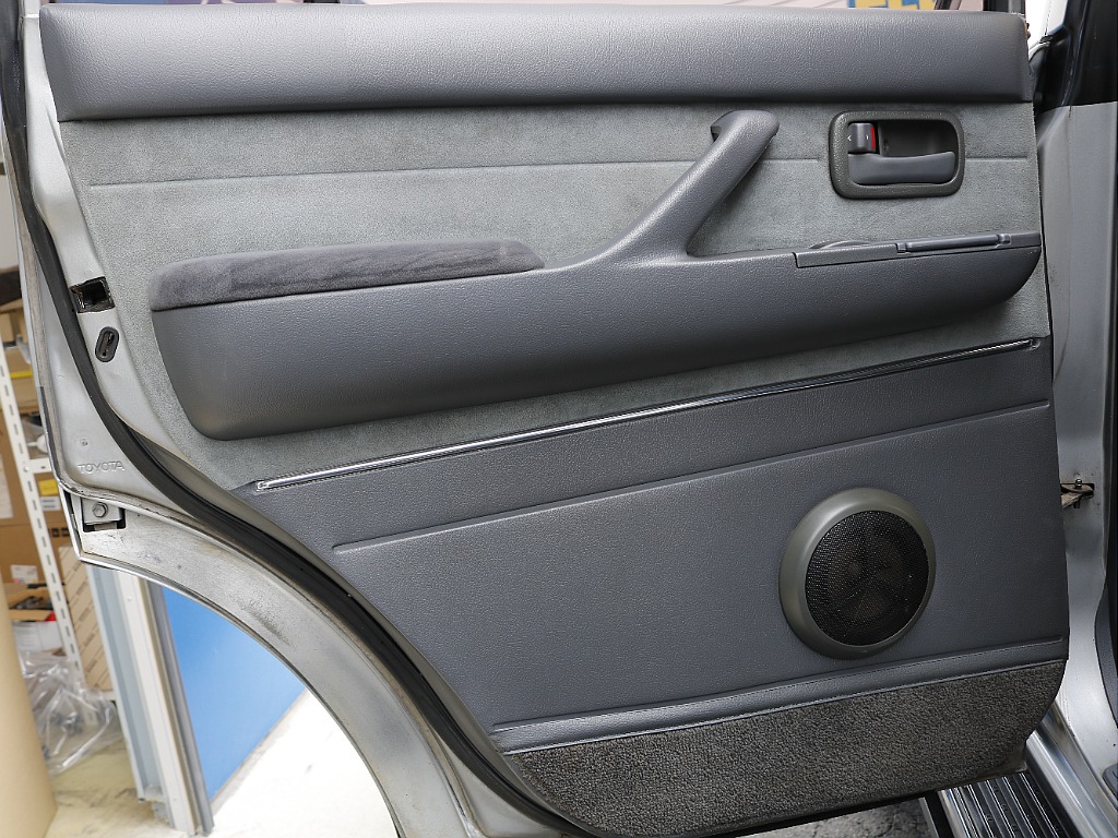 助手席側のセカンドシートの内張り