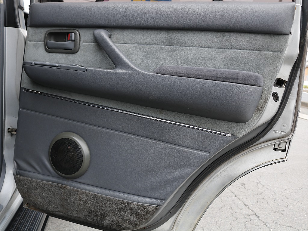 運転席側のセカンドシートの内張り