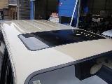 サンルーフから光が入るので、明るく快適な車内となります。