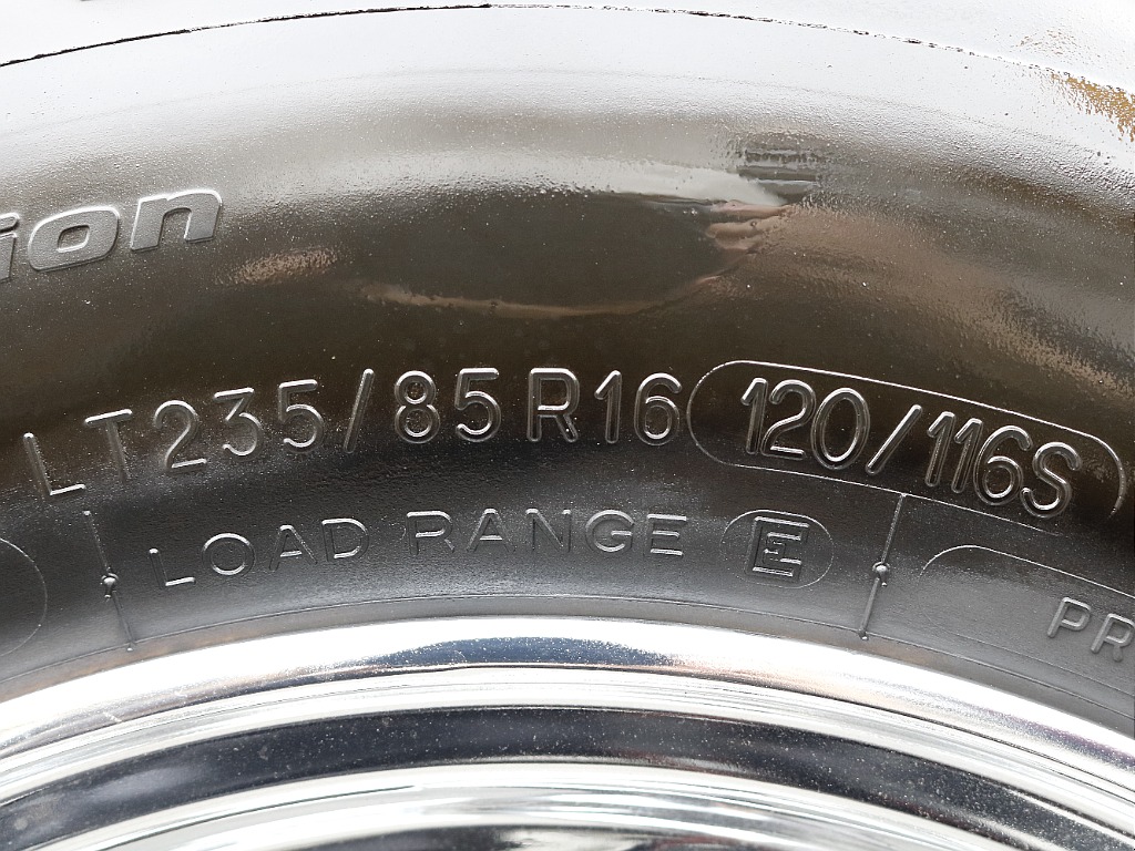 タイヤサイズは235/85R16となります！