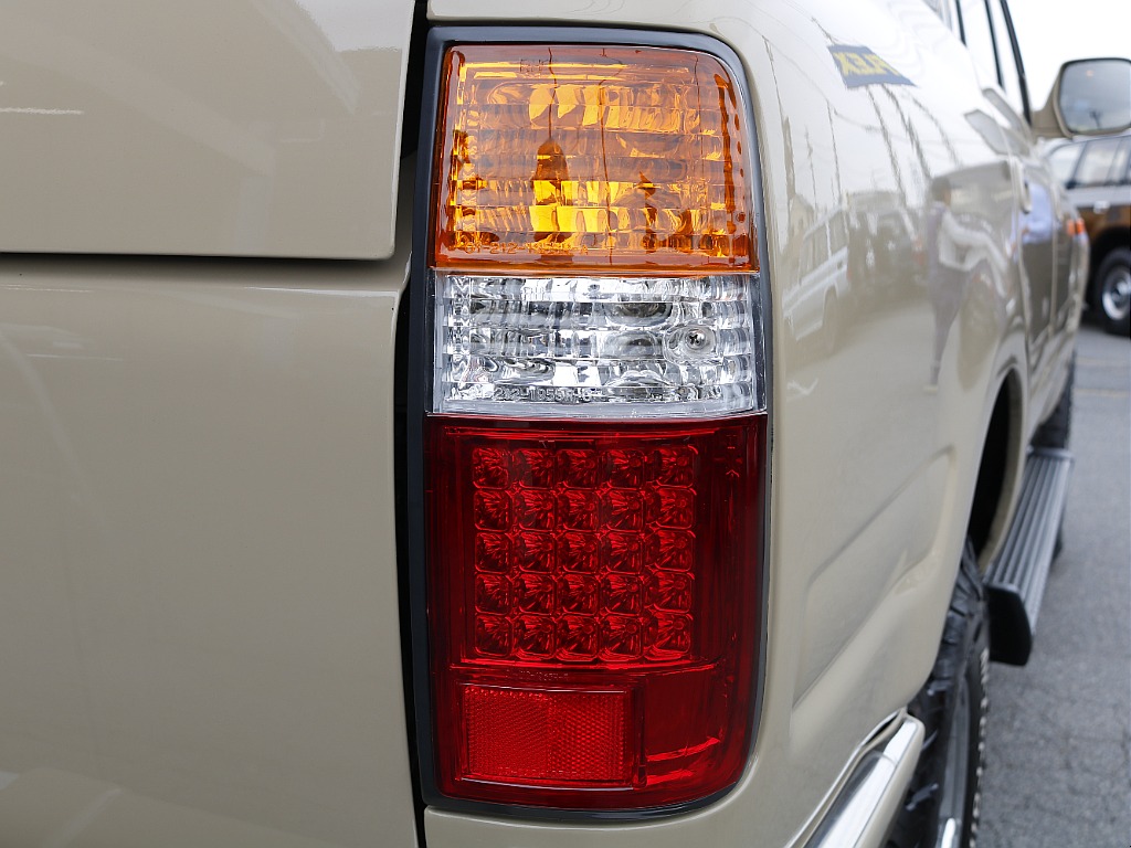 ３色テールレンズになります！