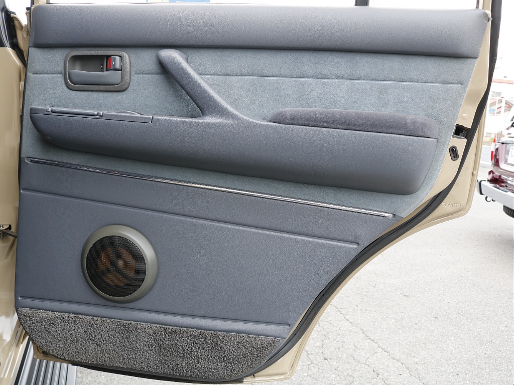 運転席側のセカンドシートの内張り